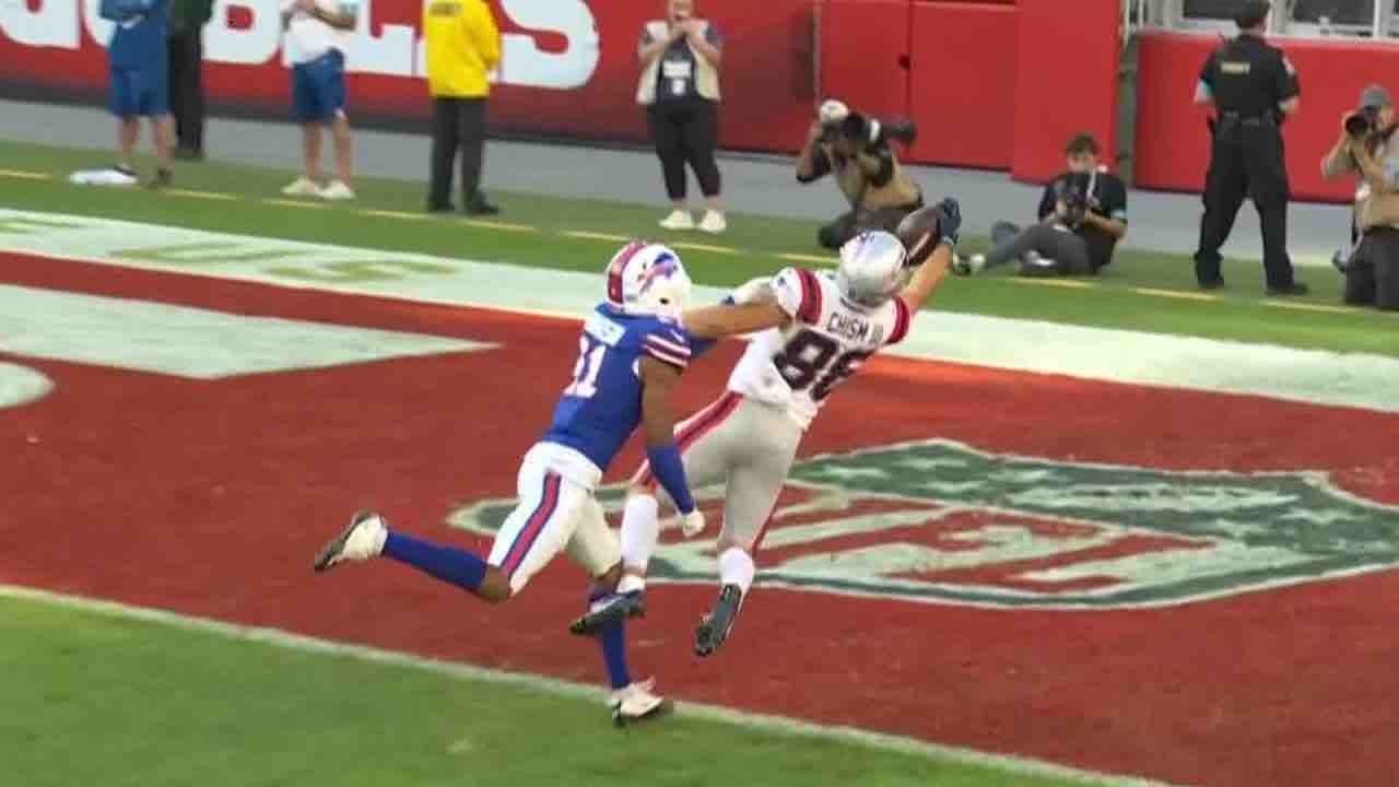 Patriots’ Chism makes spectacular one-handed catch for late TD vs. Bills