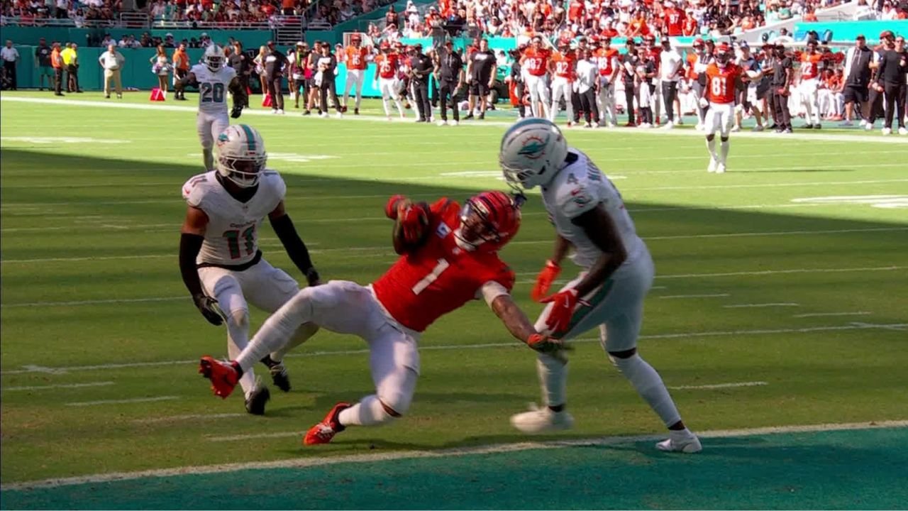 Ja’Marr Chase makes one-handed catch for 45-yard touchdown