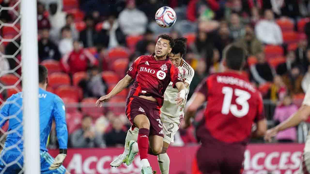 Sargent's 86th-minute winner keeps Toronto FC's playoff hopes alive