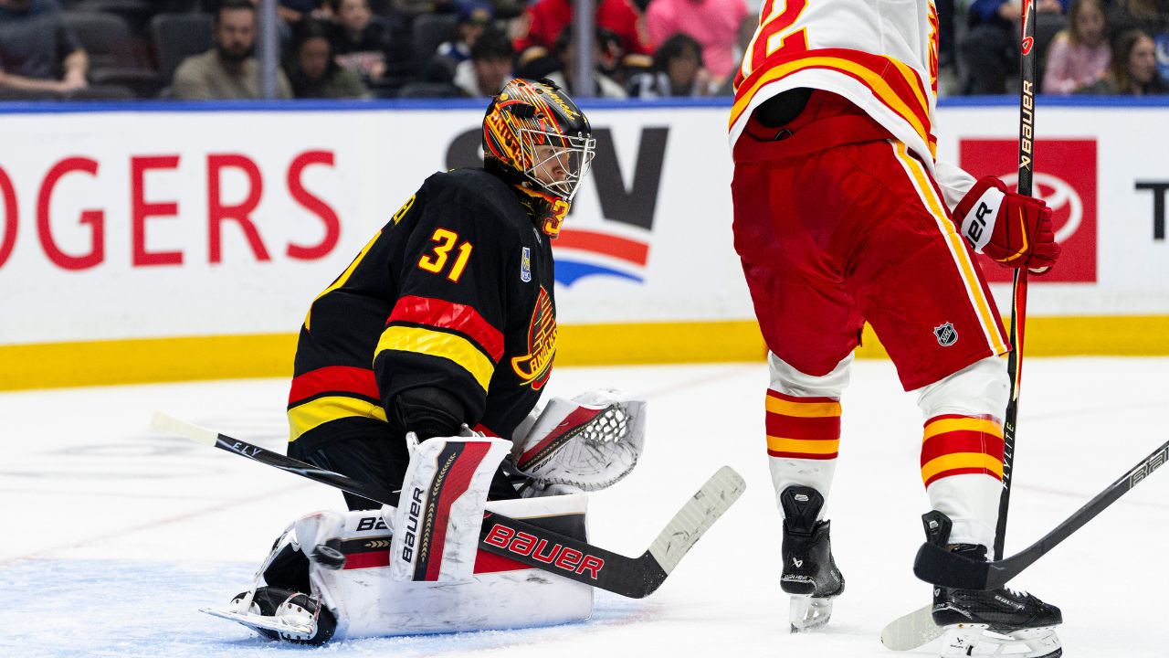 Leevi Merilainen imponerade i Canucks-debuten – 23 räddningar mot Flames
