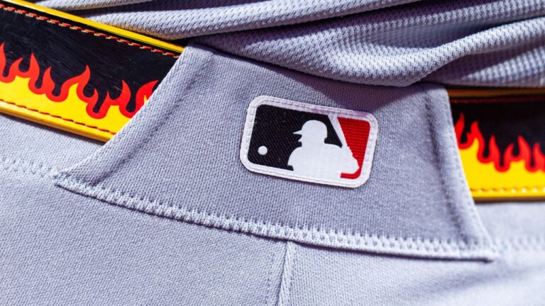 Cincinnati Reds' Elly De La Cruz flame belt with the MLB Logo during a baseball game against the Philadelphia Phillies, Tuesday, May 19, 2026, in Philadelphia. (AP Photo/Chris Szagola)