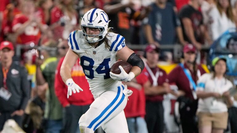 Indianapolis Colts tight end Tyler Warren runs the ball during the first half of an NFL football game against the Kansas City Chiefs, in Kansas City, Mo., Sunday, Sept. 20, 2026. (AP Photo/Charlie Riedel)