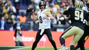 Pittsburgh Steelers quarterback Aaron Rodgers (8) throws a pass during an NFL football game against the New Orleans Saints in Saint-Denis, north of Paris, Sunday, Oct. 25, 2026. (AP Photo/David Dermer)