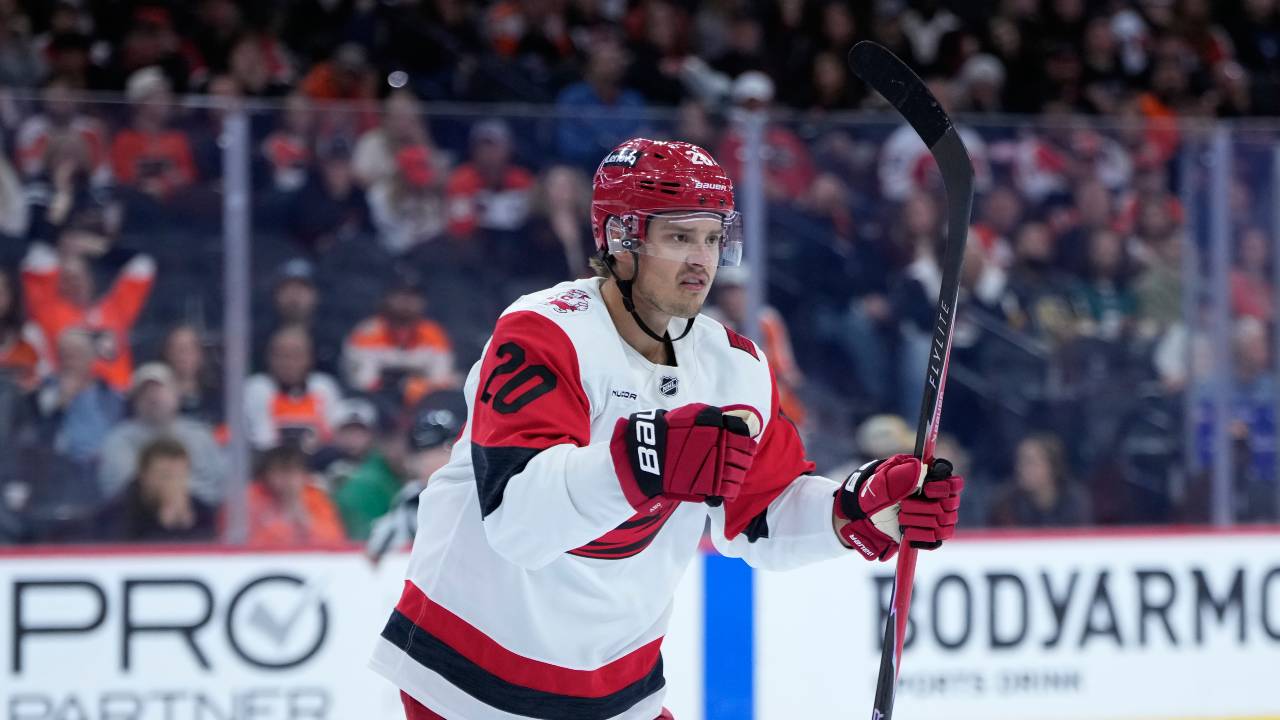 Aho tvåmålsskytt när Hurricanes bröt förlustsviten mot Flyers