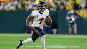 Atlanta Falcons running back Bijan Robinson (7) rushes during an NFL football game between the Green Bay Packers and Atlanta Falcons Thursday, Sept. 24, 2026, in Green Bay, Wis. (Matt Ludtke/AP)