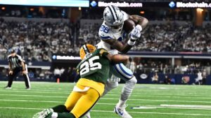 Dallas Cowboys wide receiver CeeDee Lamb (88) catches a pass as Green Bay Packers cornerback Keisean Nixon (25) defends. (Maria Lysaker/AP)