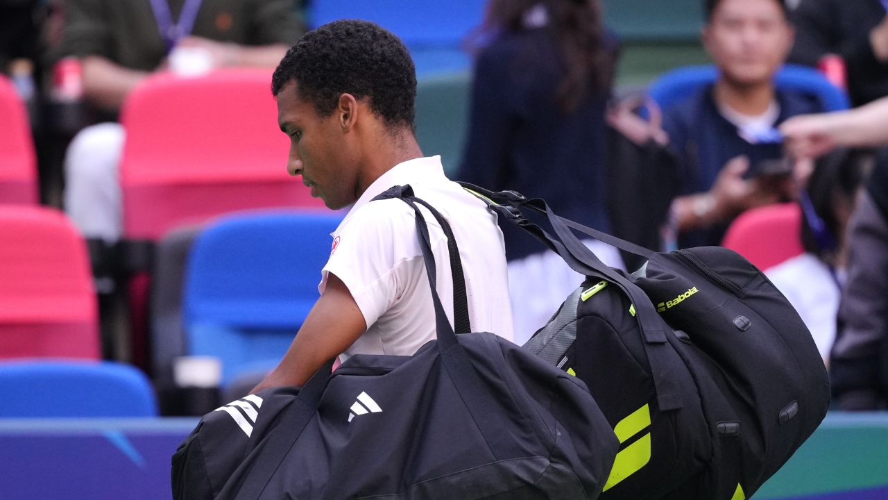 Auger-Aliassime retires injured as Ruud reaches Shanghai quarter-finals