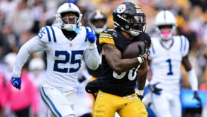 Pittsburgh Steelers running back Jaylen Warren (30) runs for a touchdown against the Indianapolis Colts during the second half of an NFL football game. (David Dermer/AP)